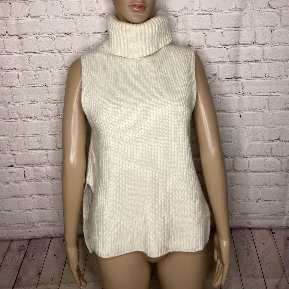 Uniqlo woman’s  sweater size medium - Picture 2 of 4